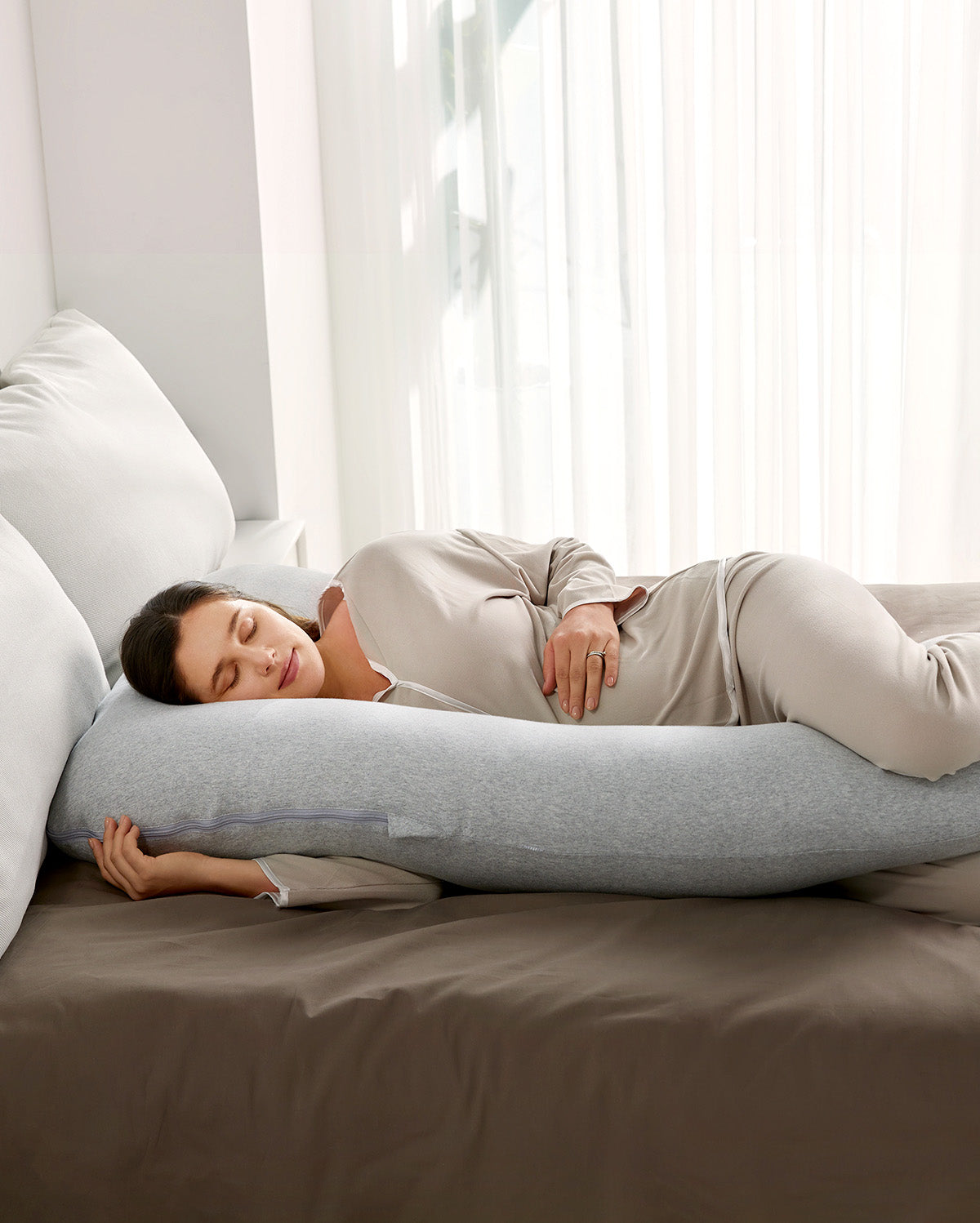 momcozy-huggable-100-cotton-u-shaped-maternity-body-pillow image 7
