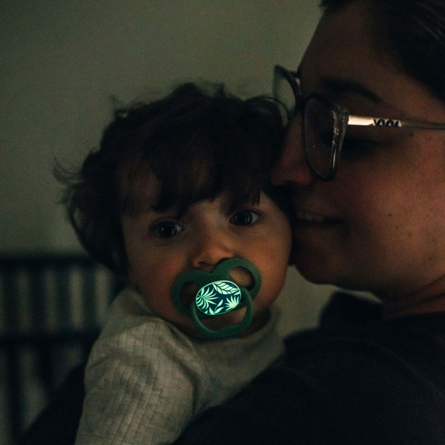 dr-brown-s-advantage-glow-in-the-dark-pacifiers-ages-6-18-months-2-count image 5