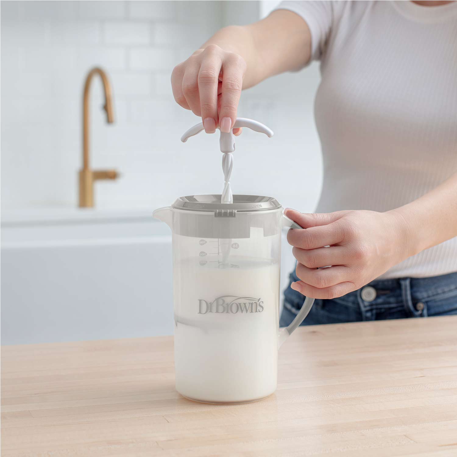 dr-brown-s-formula-mixing-pitcher image 4