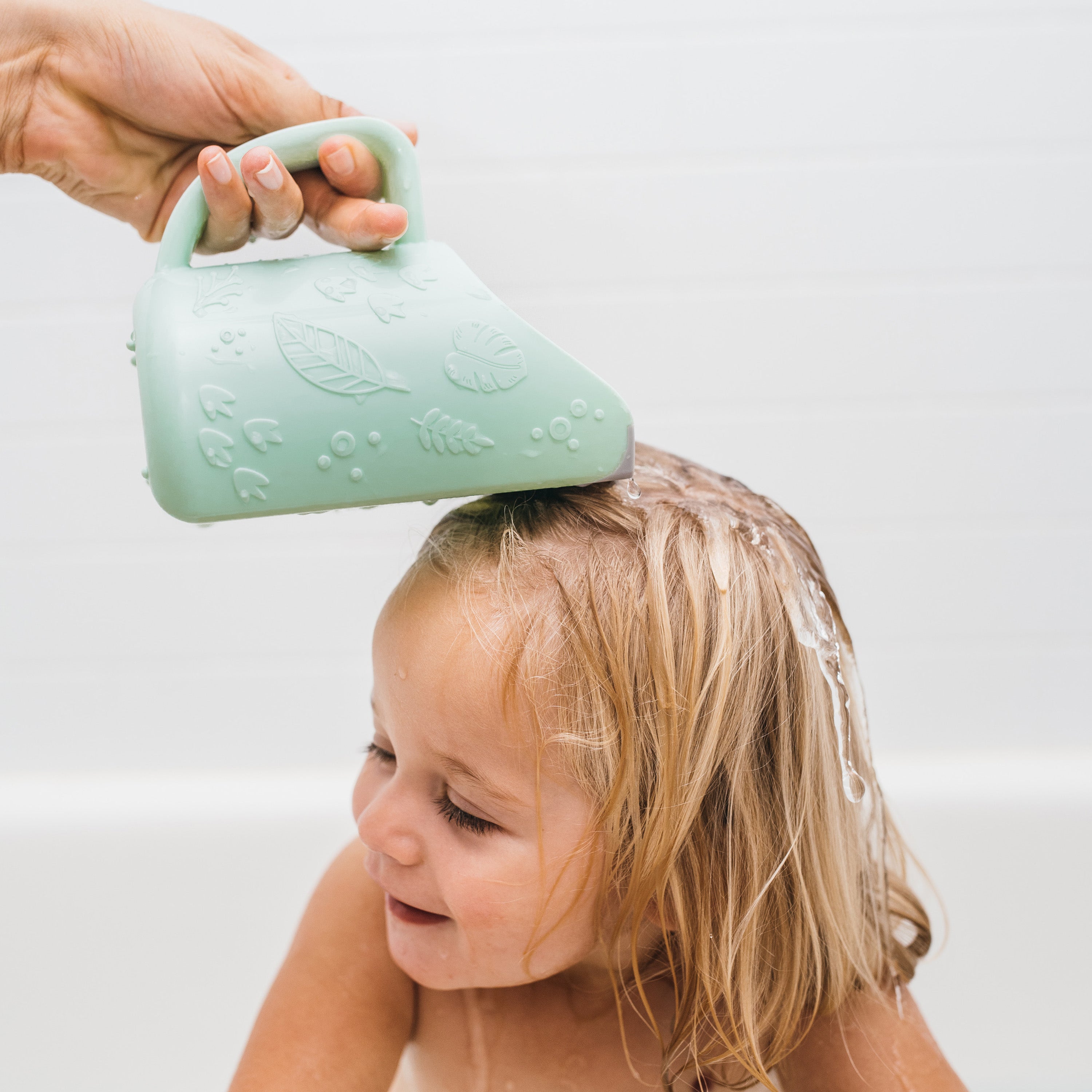 dr-brown-s-cleanup-dino-pour-baby-bath-rinse-cup image 4